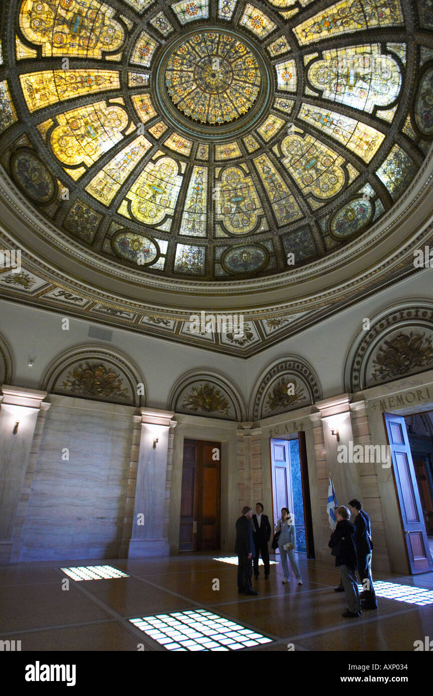 L'ILLINOIS Chicago Tour group écouter pour guider le verre selon Tiffany dome en centre culturel de Chicago Banque D'Images
