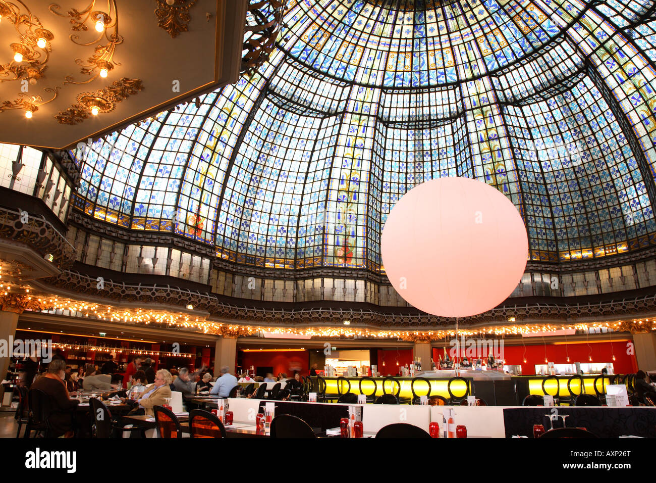 Le dôme au magasin Le Printemps Restaurant, Paris, France Banque D'Images