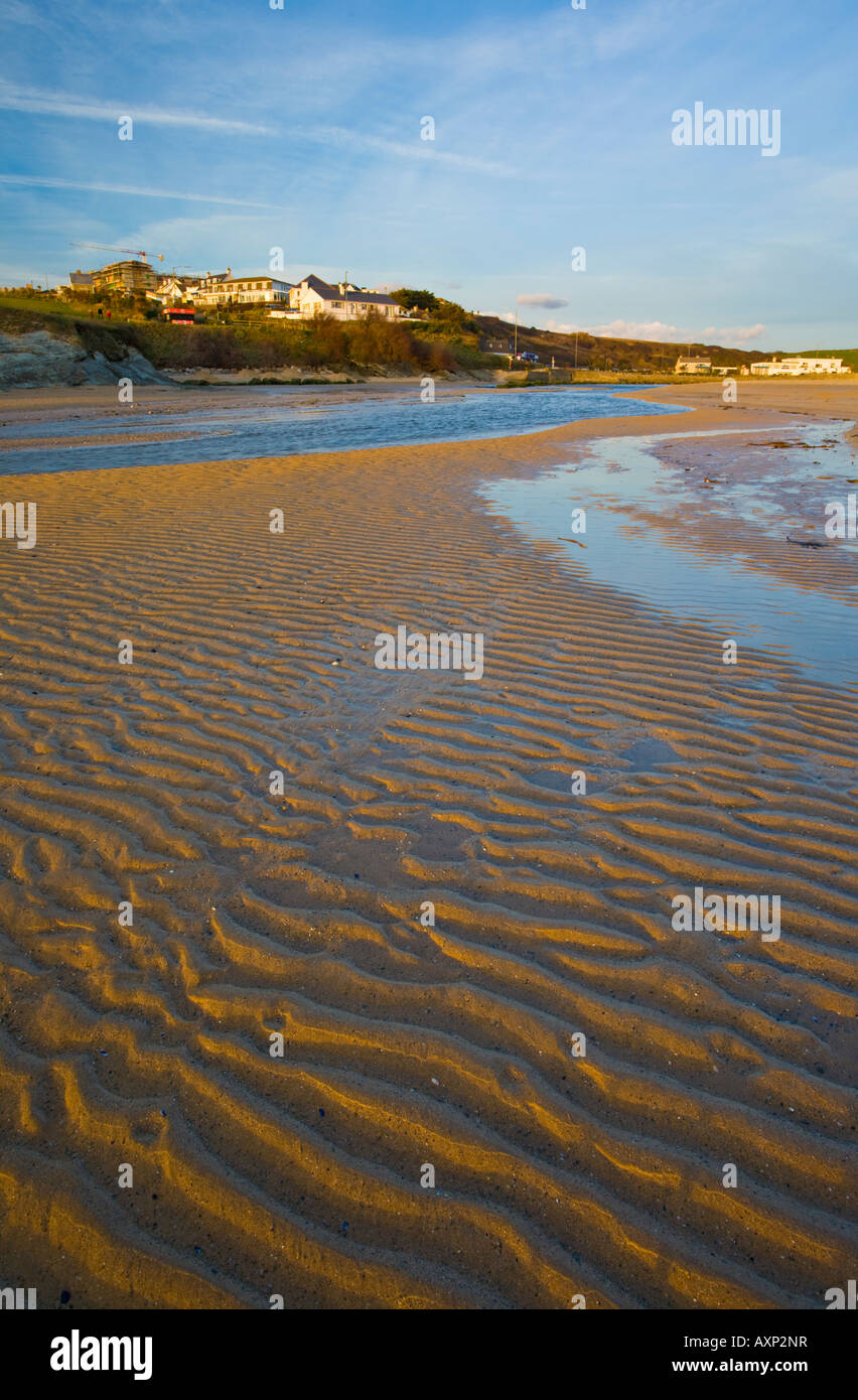 Ondulation sur la plage de Porth, Cornwall UK sur une bonne soirée Banque D'Images