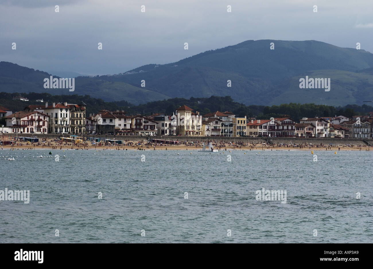 Port de St Jean de Luz plage et hôtels en bord de mer au sud de la France Banque D'Images