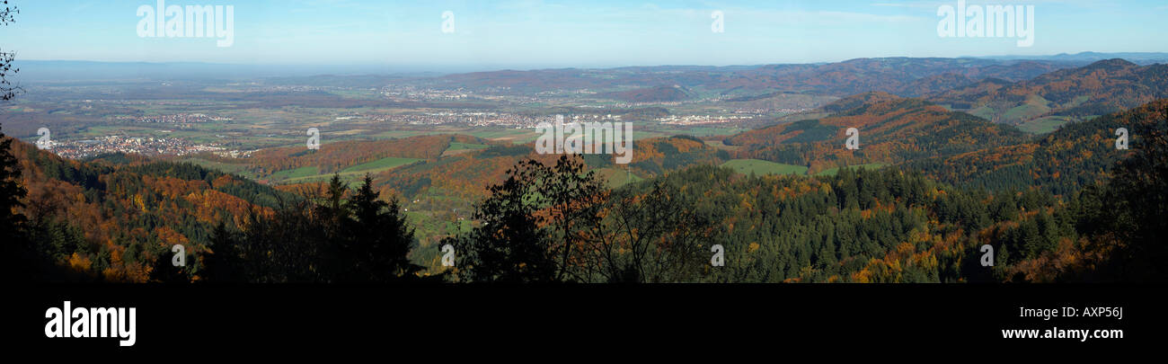 Vue sur la Forêt Noire et la vallée de Breisgau Rosskopf hill sur une journée d'automne Banque D'Images