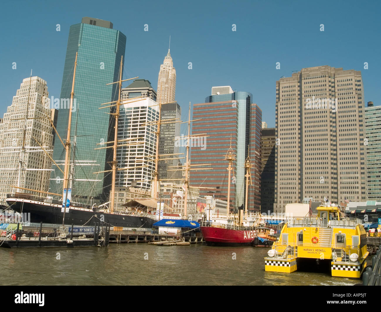Un contraste de vieille répond à de nouvelles avec des navires et gratte-ciel dans la région de South Street Seaport de New York USA Banque D'Images