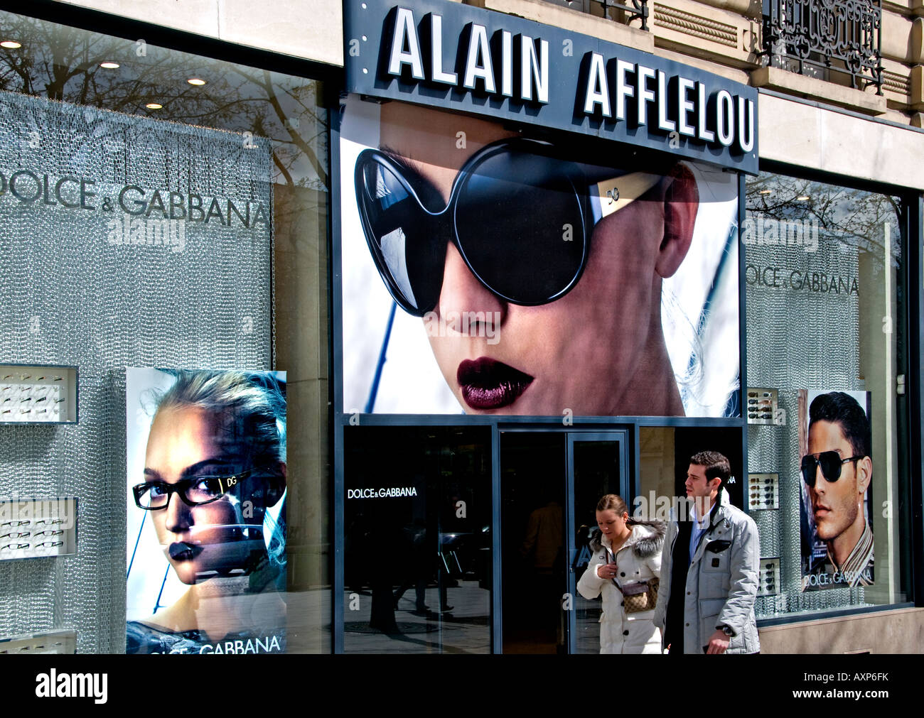 Alain Afflelou Champs-elysées Dolce Gabbana lunettes de soleil Lunettes  opticien Photo Stock - Alamy