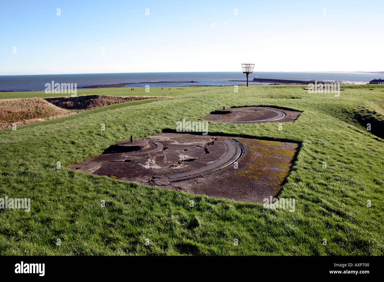 La Seconde Guerre mondiale, deux positions de batterie d'armes à feu sur les vieux murs Carnforth Lancashire England Banque D'Images