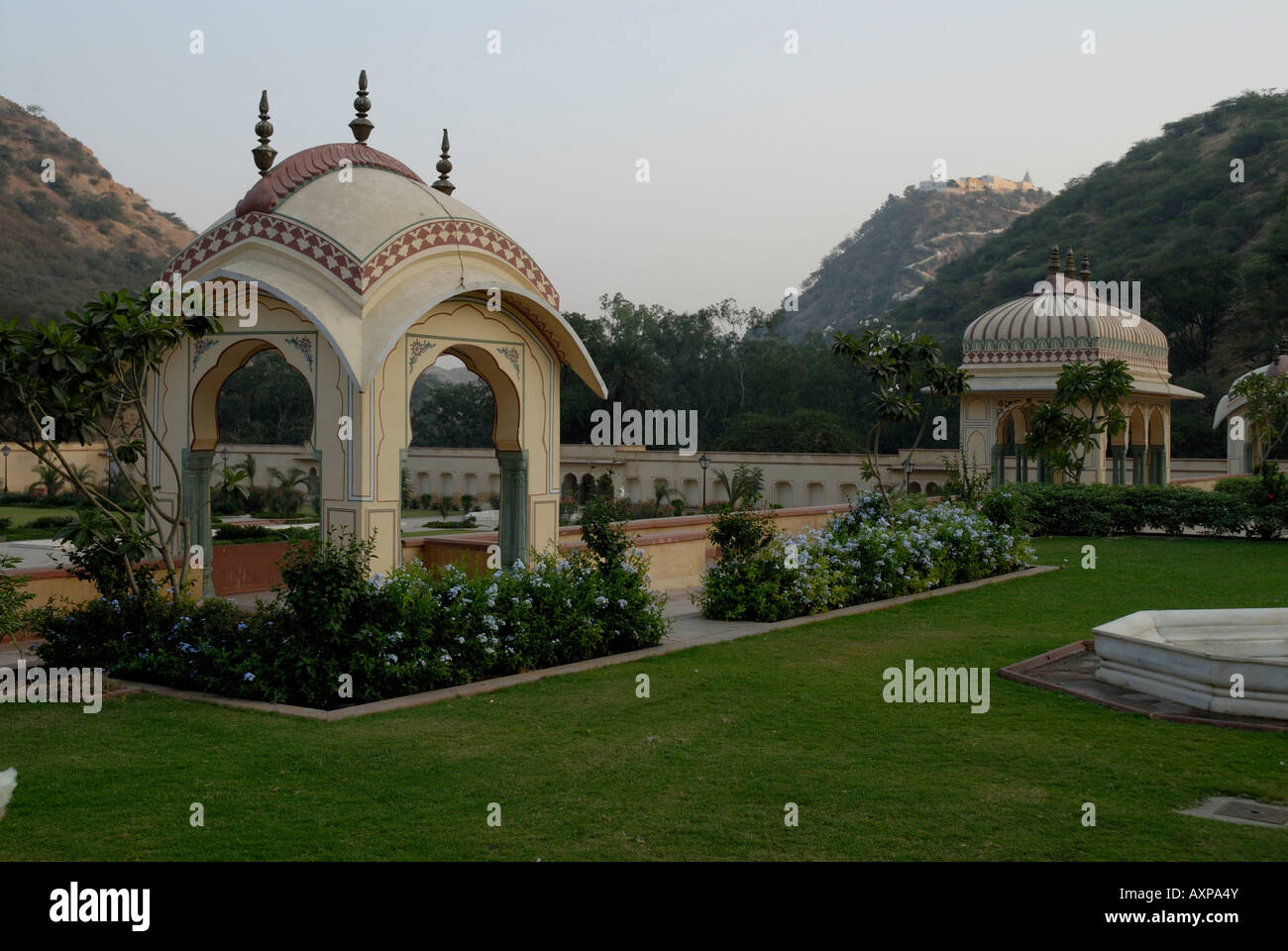 Gazebo dans le 18e siècle Vidyadhar jardin près de Jaipur Rajasthan Inde Banque D'Images