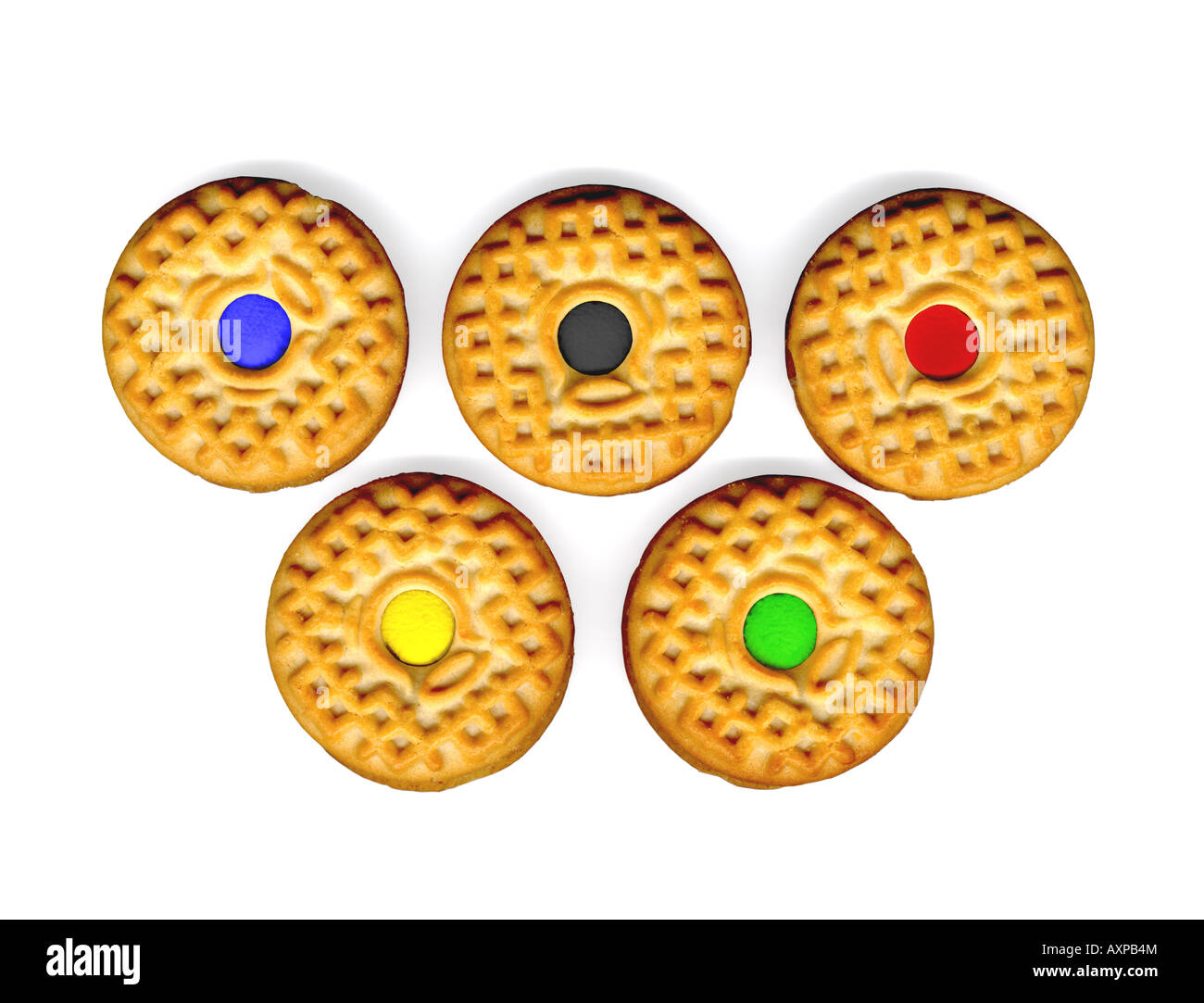 Cinq cream sandwich cookies imiter anneaux olympiques sur fond blanc Banque D'Images