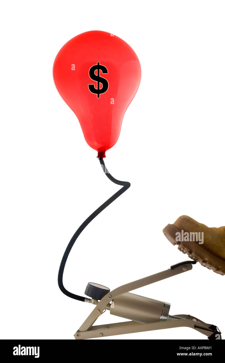 Ballon rouge avec le symbole du dollar gonflé par un footpump Banque D'Images
