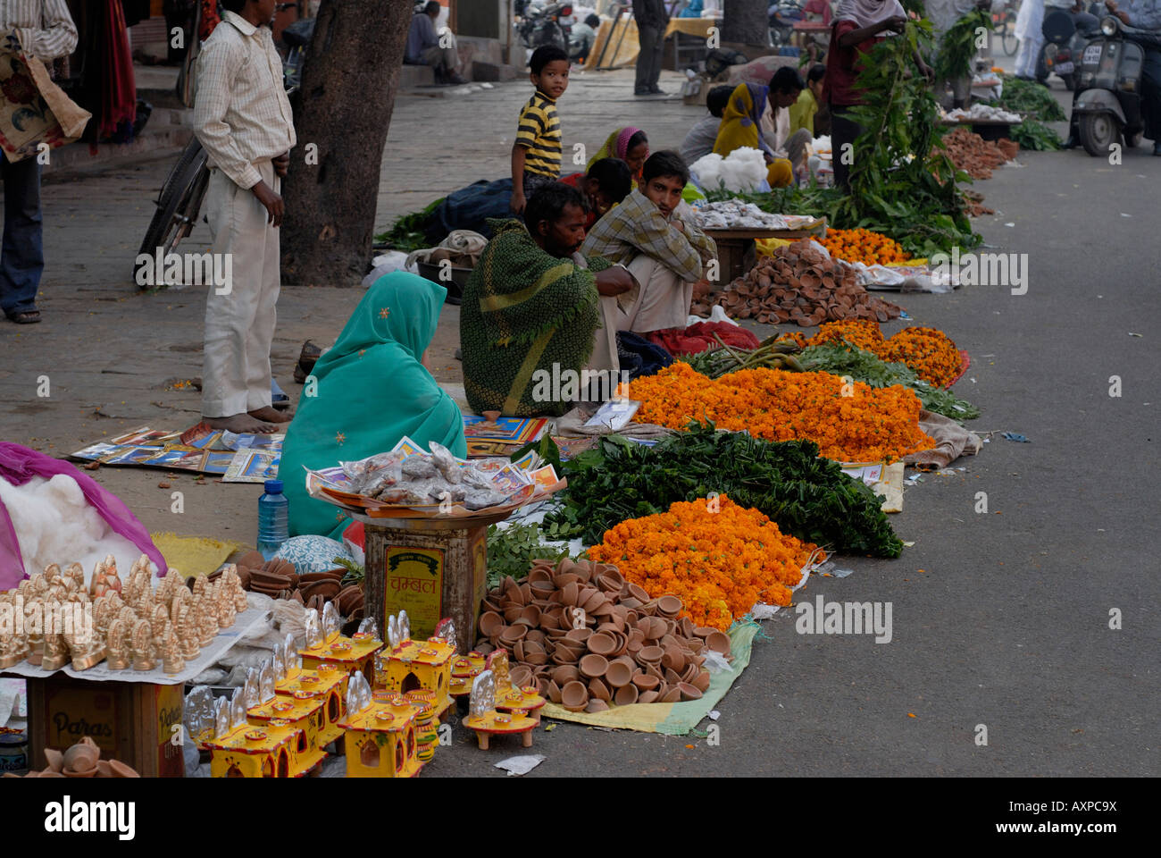 Guirlande de fleurs vendeurs dans une rue de Jaipur Rajasthan Inde avant le festival du Diwali Banque D'Images