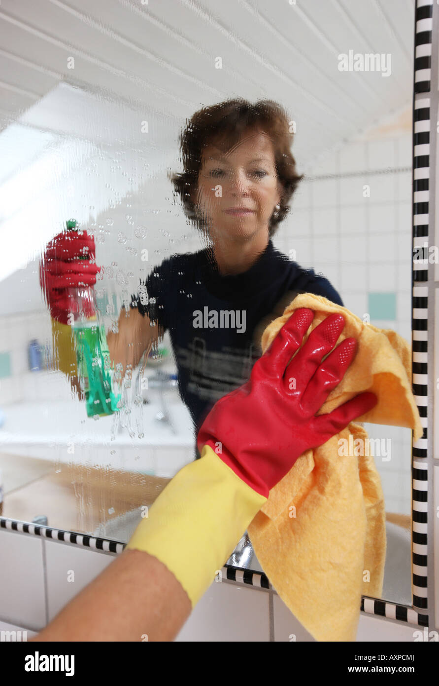 Femme de ménage est le nettoyage d'une salle de bains Banque D'Images
