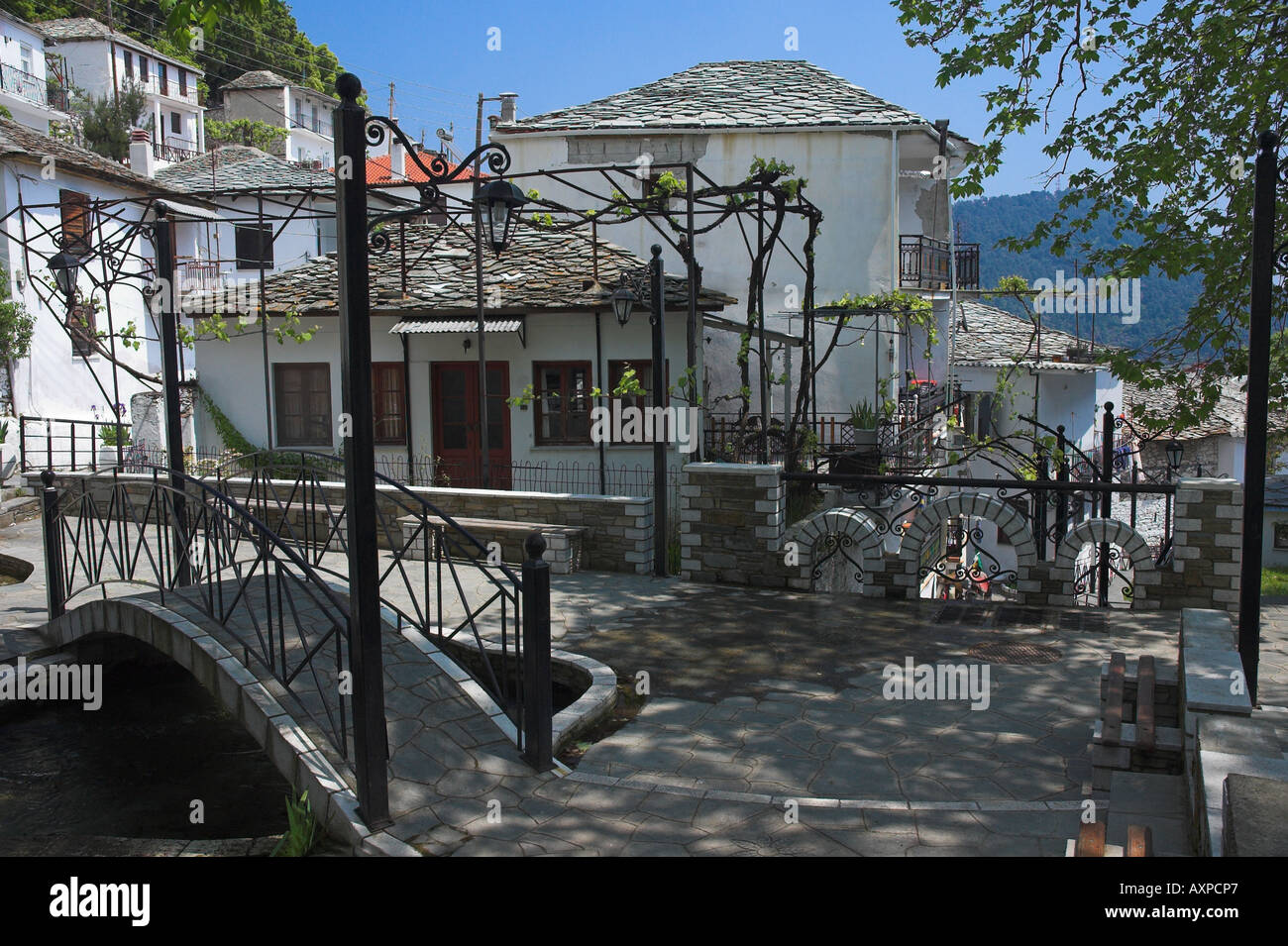 Le joli village de Panagia avec bâtiments rustiques et tuiles en ardoise, sur l'île de Thassos, en Grèce. Banque D'Images