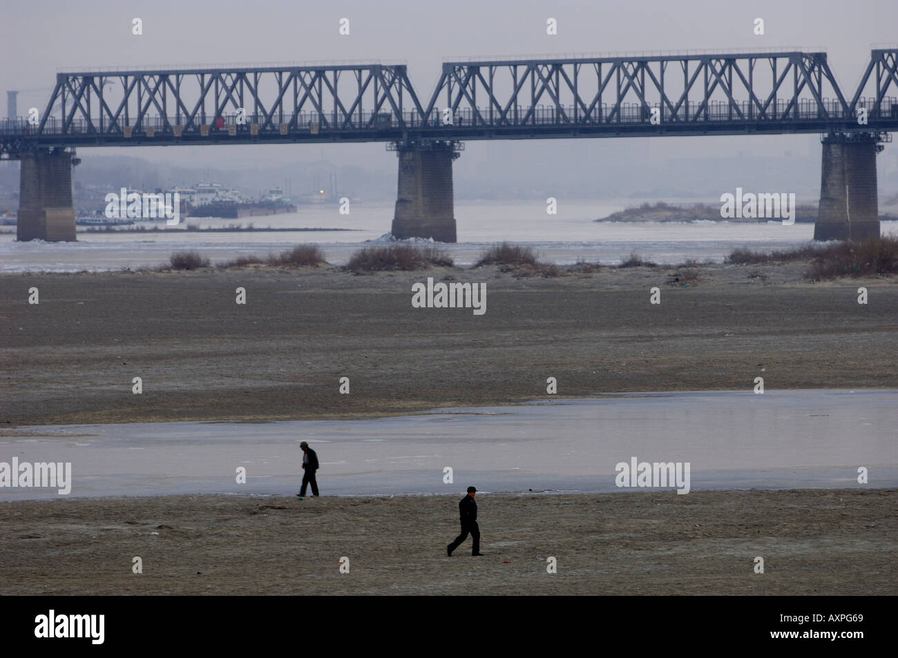 Rivière Songhuajiang polluée à Harbin, Heilongjiang, Chine. 25 Novembre 2005 Banque D'Images