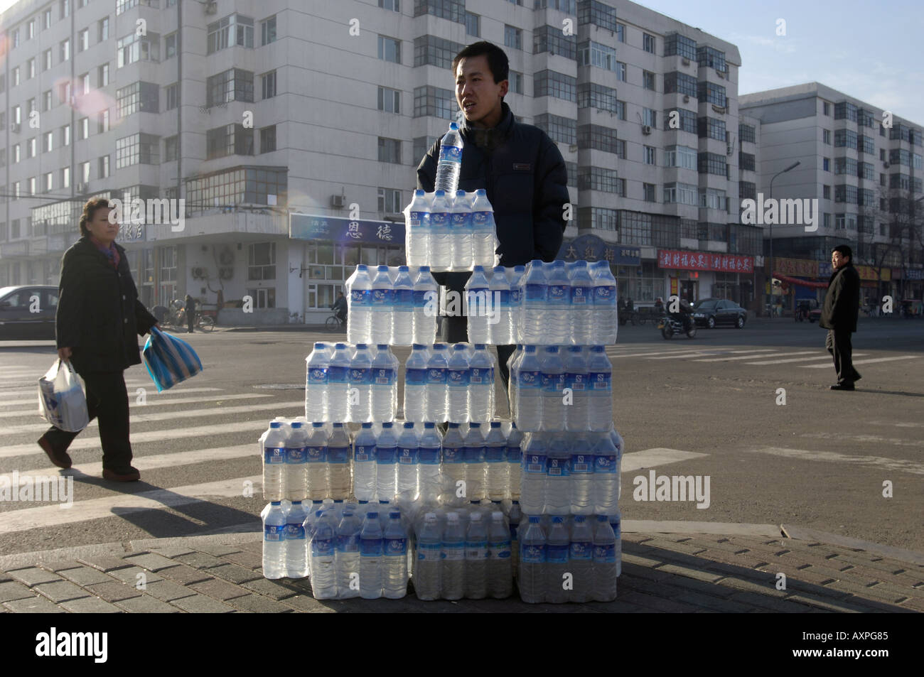 Un homme vend l'eau après avoir pollué la rivière Songhuajiang à Harbin, Heilongjiang, Chine. 25 Novembre 2005 Banque D'Images