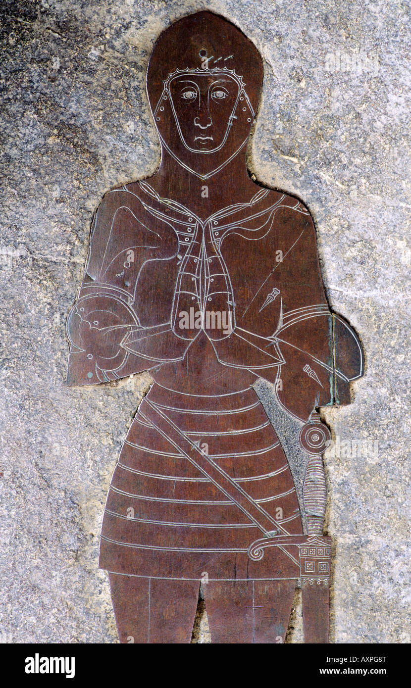 Laiton monumentale chevalier en armure Richard Fox 1439 Arkesden effigie sculptée Essex armes arme épée Histoire médiévale Banque D'Images