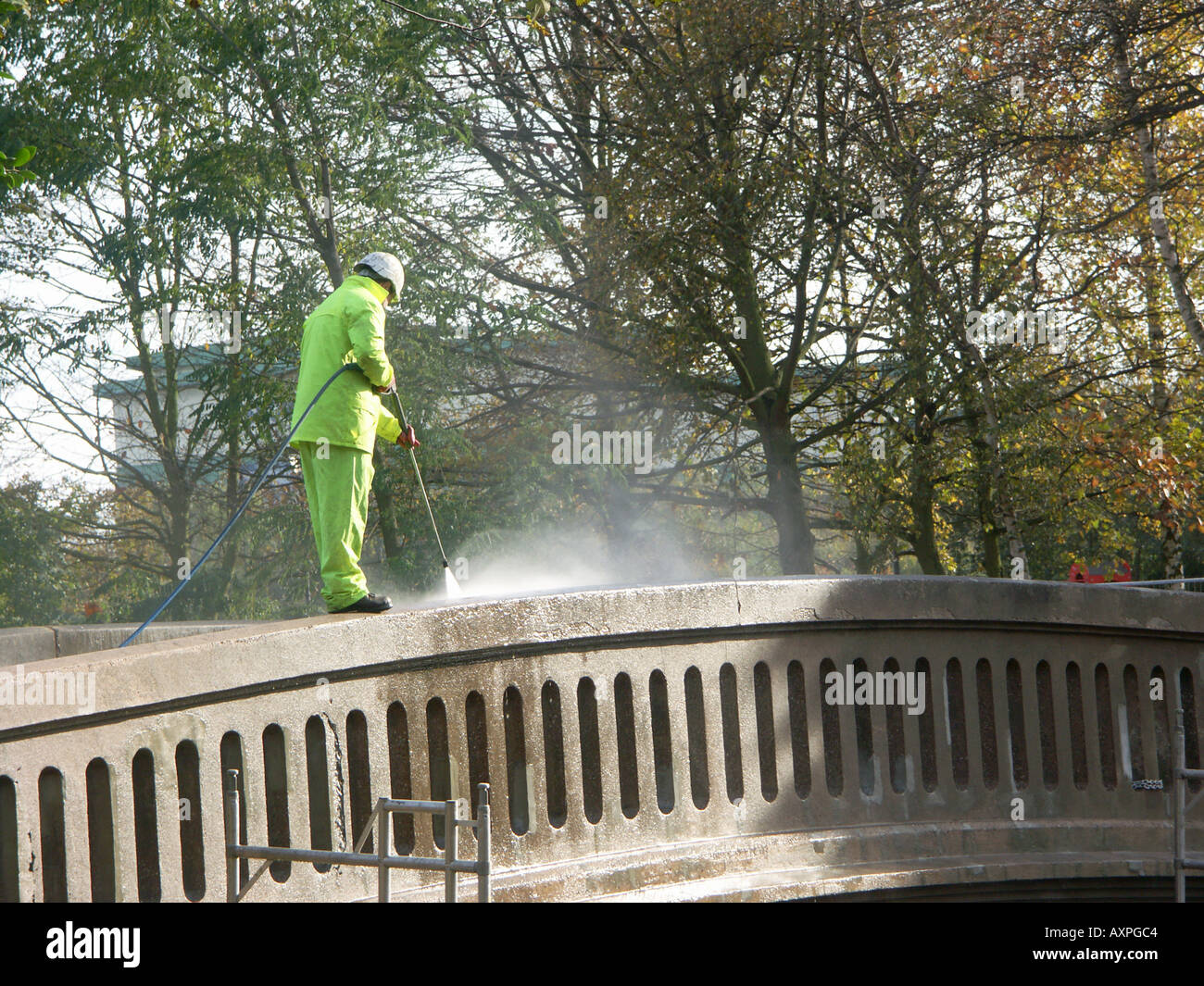 Le nettoyage de travailleur d'un pont en béton avec une rondelle de jet en préparation de l'entretien et les réparations. Banque D'Images