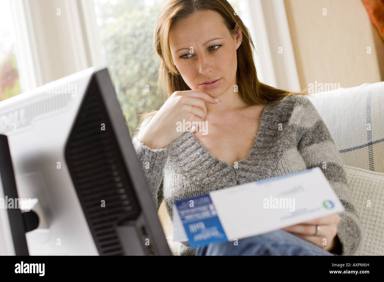 Femme regardant les factures de services Banque D'Images