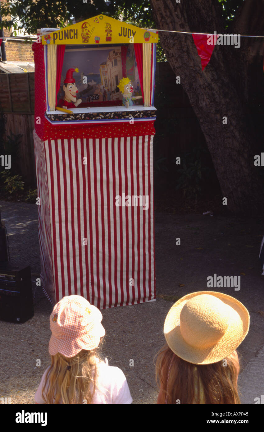 Europe Royaume-Uni Angleterre deux in chapeaux regardant Punch et Judy show Banque D'Images