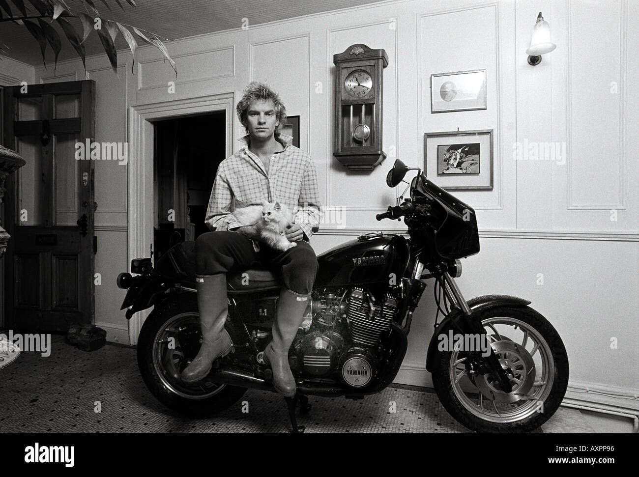 Sting se trouve sur votre moto dans le couloir Banque D'Images