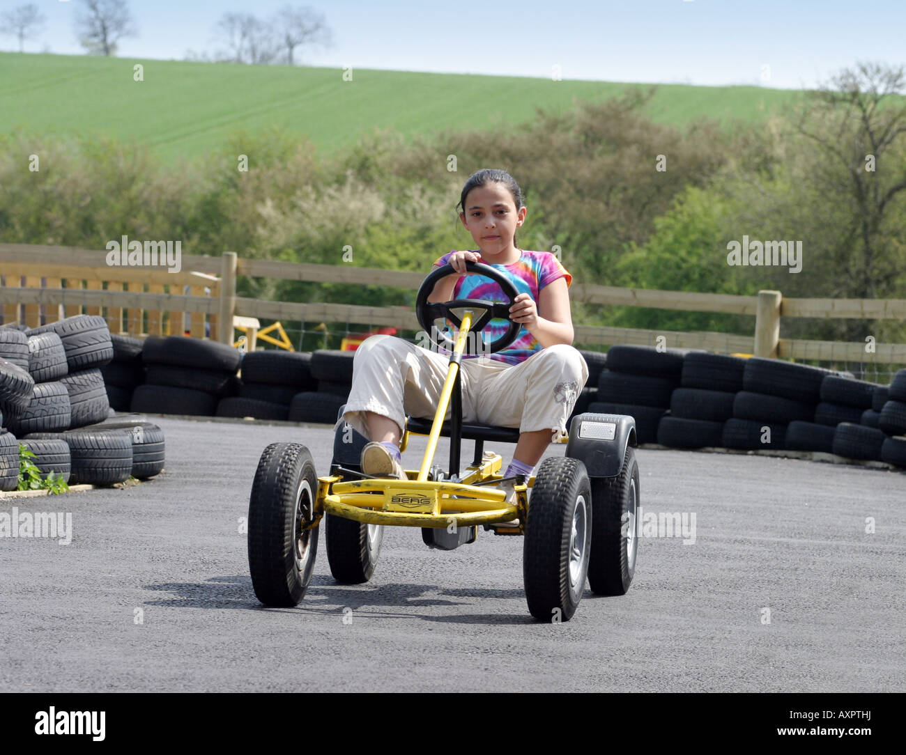 Une jeune fille a un grand temps sur un go-kart, Twinlakes Parc de loisirs, Melton Mowbray, Lincolnshire, Royaume-Uni, Banque D'Images