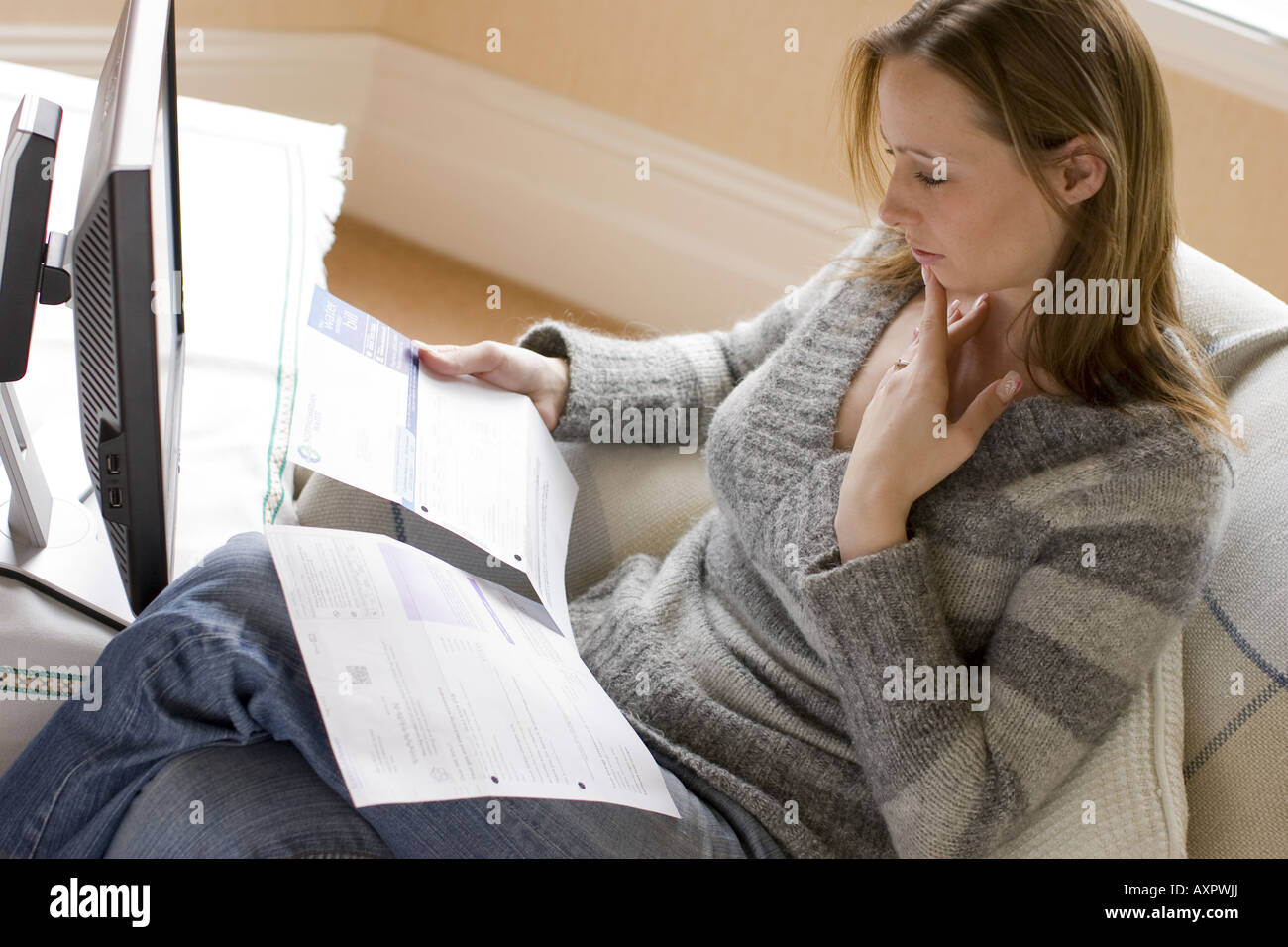 Femme regardant les factures de services Banque D'Images