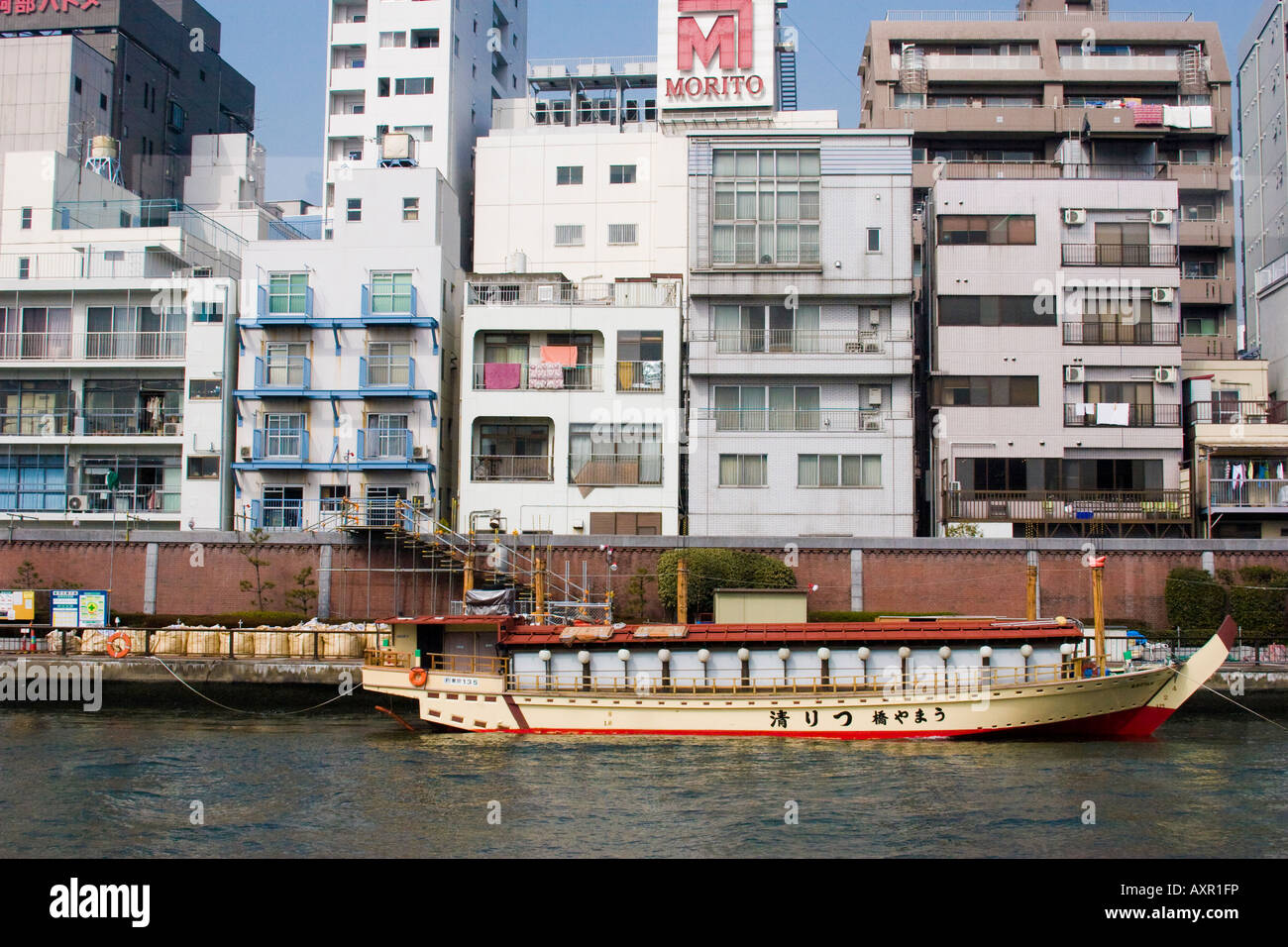 Bateau restaurant sur la rivière Sumida à Asakusa district de Tokyo Japon Banque D'Images