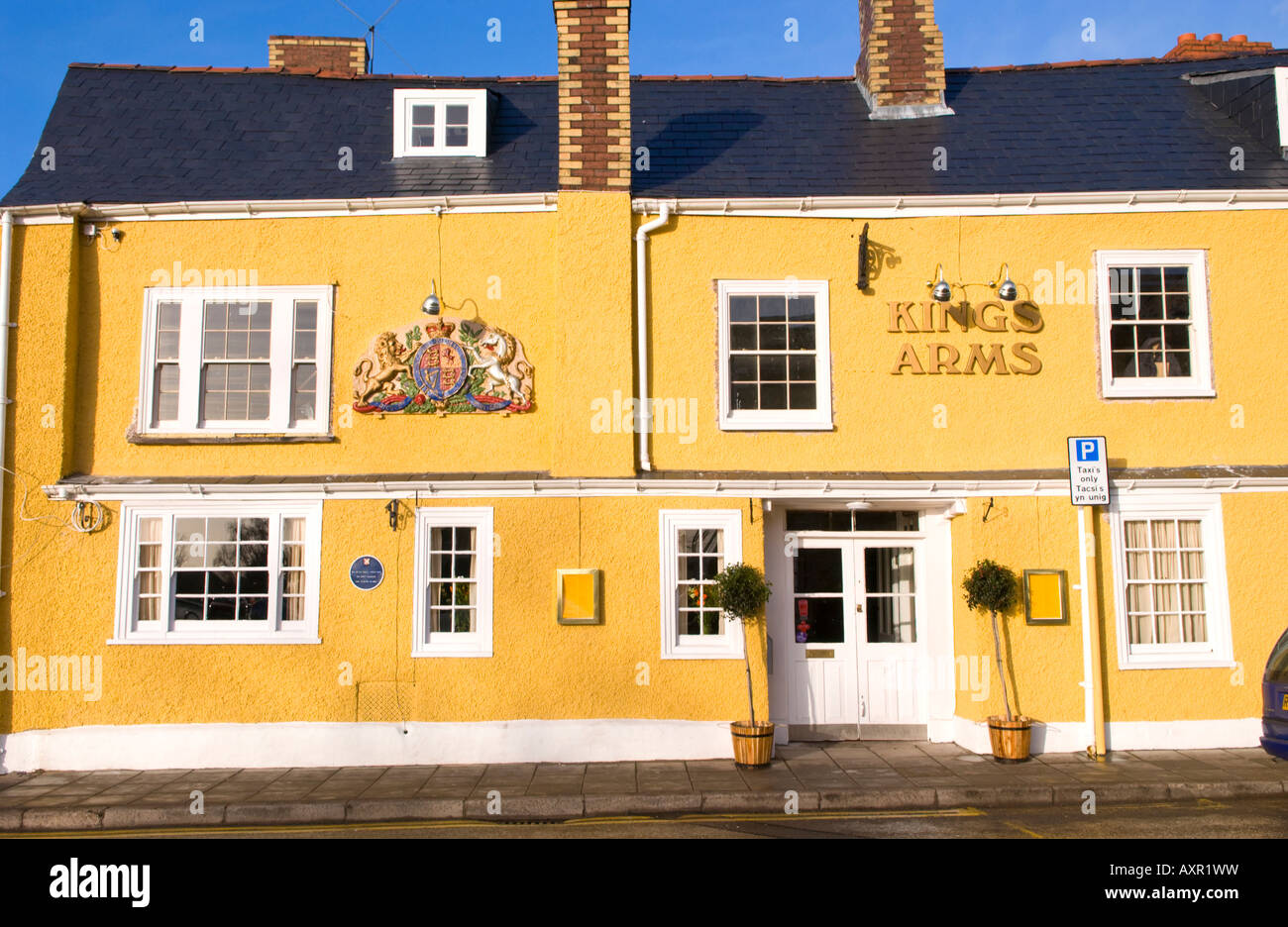 Kings Arms gastro pub datant du 17e siècle Abergavenny Monmouthshire South Wales UK UE avec les bras de Charles II sur le mur Banque D'Images