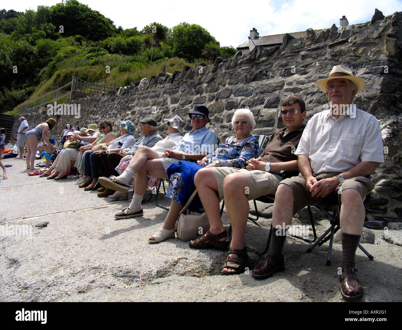 Les gens mcg Relaxng yr Eglwys Beach West Wales Pembrokeshire Fishguard Banque D'Images