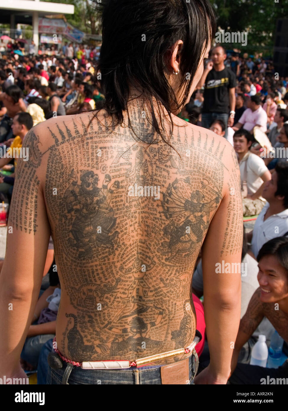Dévot à la tatouée Wat Bang Phra Tattoo Festival en Thaïlande Banque D'Images