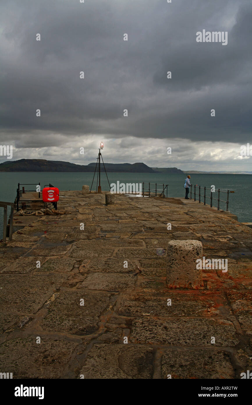 Lyme Regis avec brise-lames du port figure solitaire, Dorset UK Banque D'Images