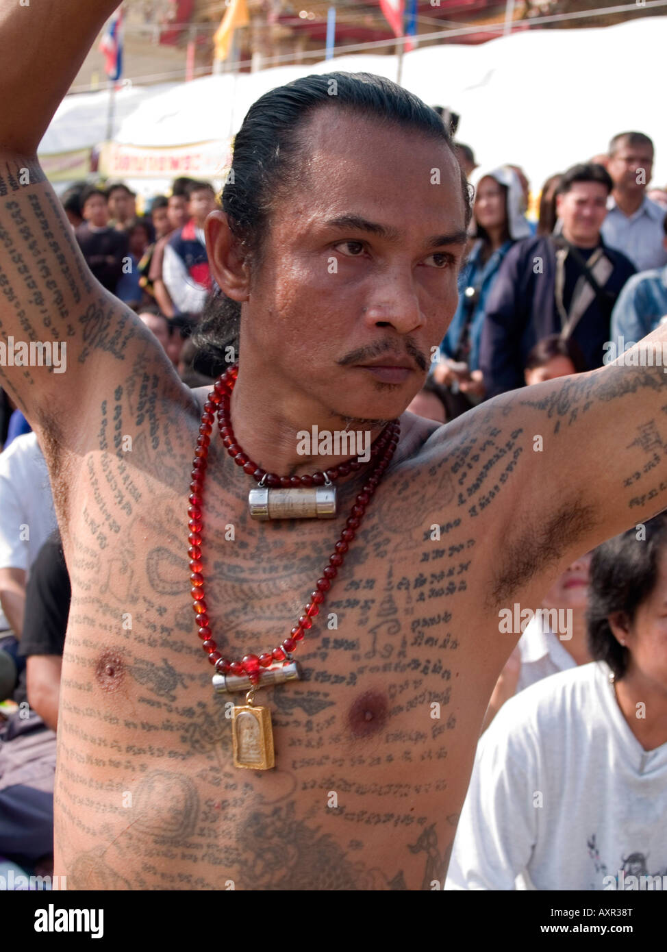 Dévot à la tatouée Wat Bang Phra Tattoo Festival en Thaïlande Banque D'Images
