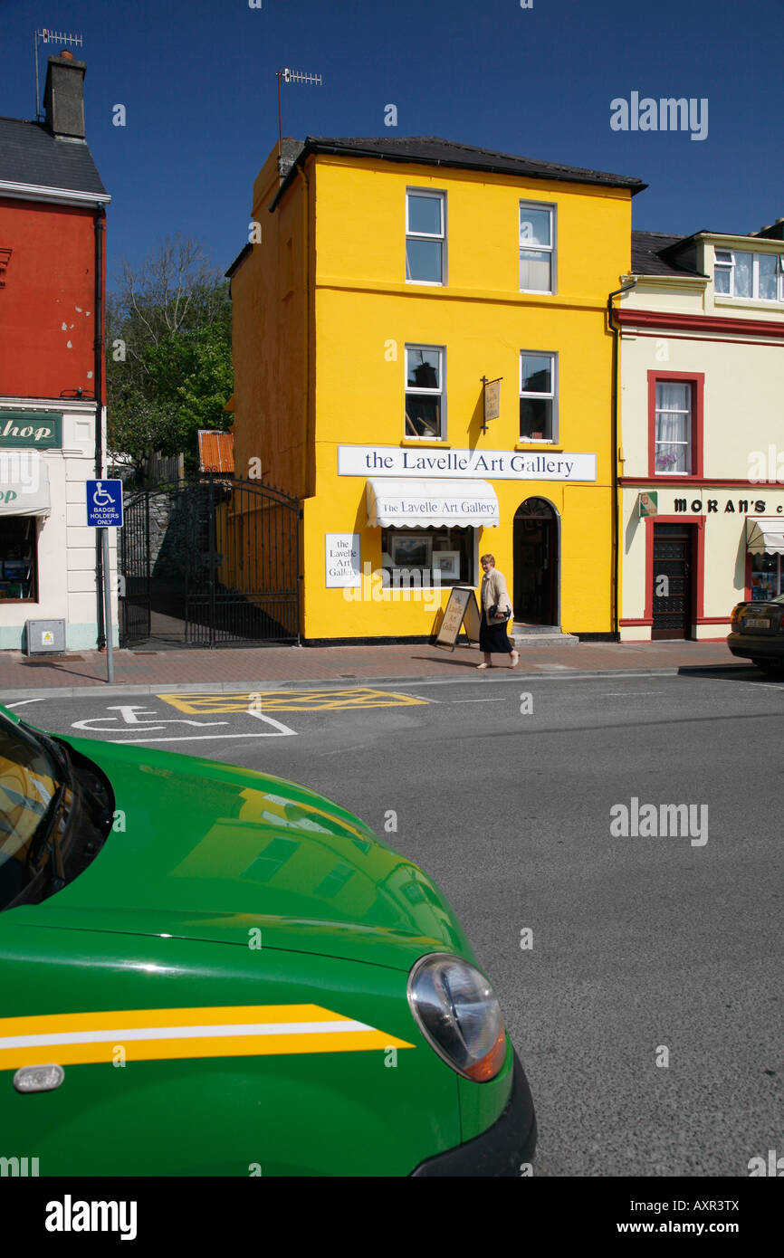 Galerie d'art dans la rue principale de Clifden, le Connemara, Irlande Banque D'Images