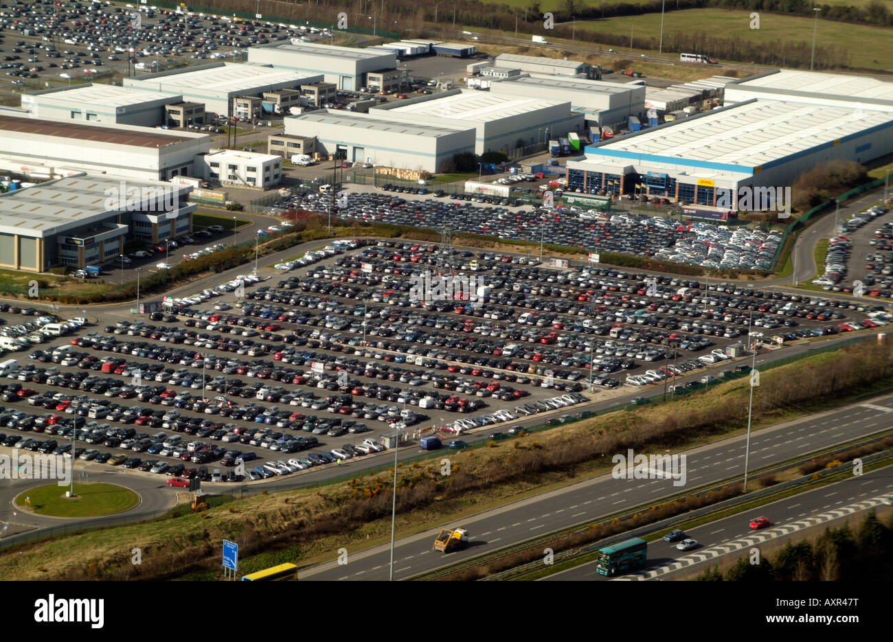 Parking voiture et unités industrielles l'aéroport de Dublin Irlande Banque D'Images