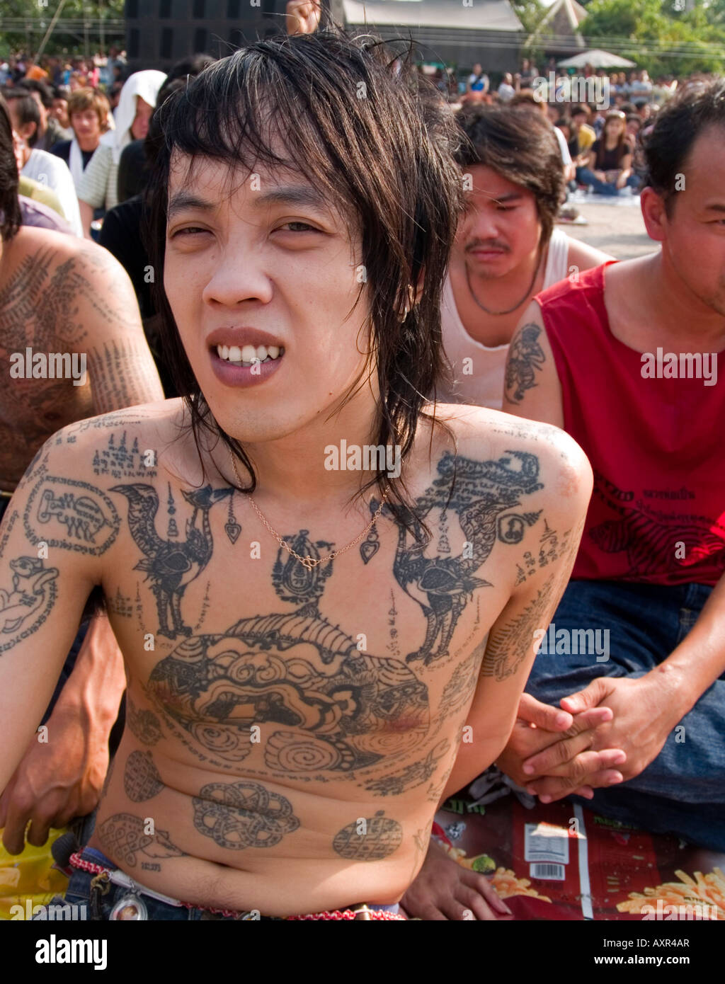 Garçon tatoué au Wat Bang Phra Tattoo Festival en Thaïlande Banque D'Images