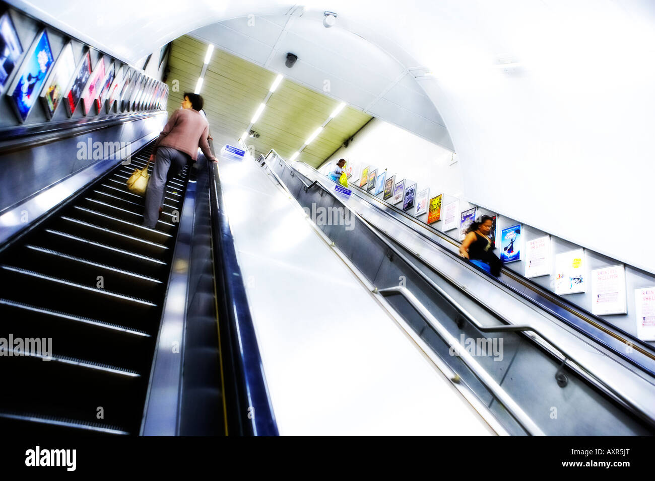 Les gens sur les escaliers mécaniques dans le métro de Londres Banque D'Images