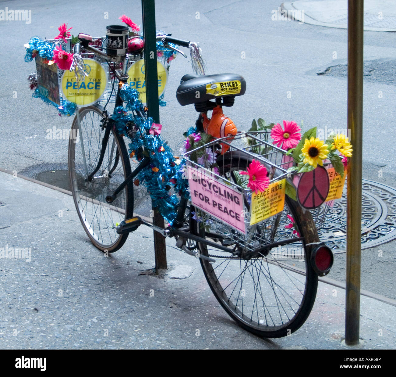 Un vélo enchaîné à l'extérieur de la Cherry Lane Theatre dans le Greenwich Village de New York USA Banque D'Images