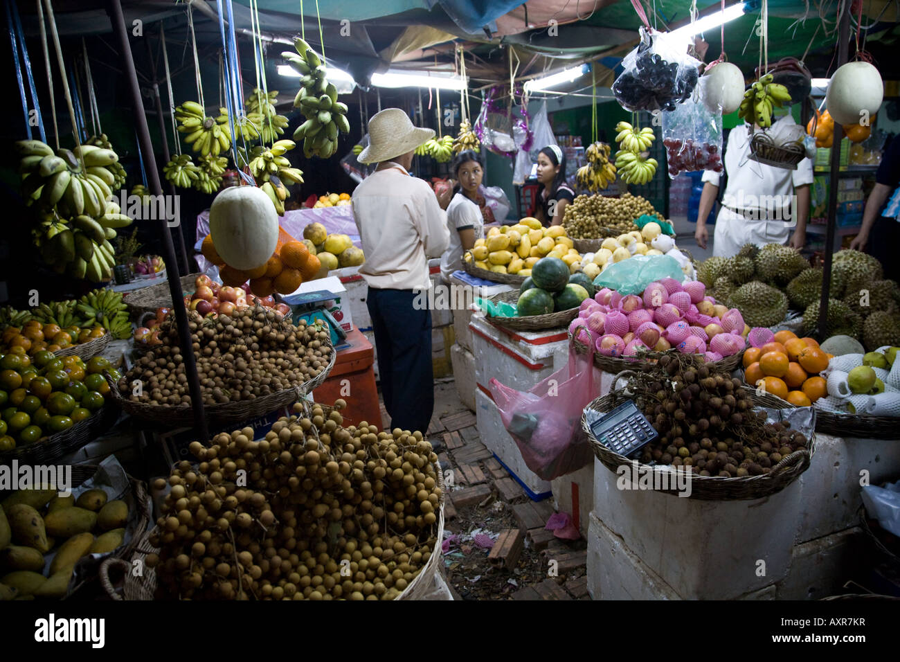 Un stand de fruits le soir à Siem Reap, l'Cambdoia Banque D'Images