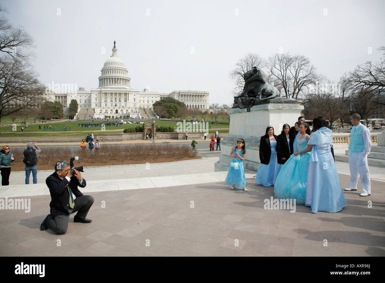 Photographe à prendre des photos de Quinceanera Party en face du Capitole, Washington DC, USA Banque D'Images