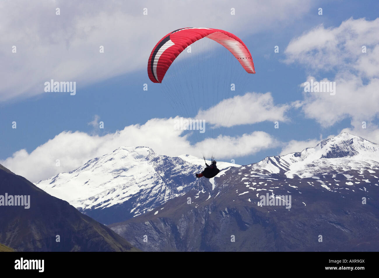 Parapente au-dessus de montagnes en Mt aspirant Parc National près de Wanaka ile sud Nouvelle Zelande Banque D'Images