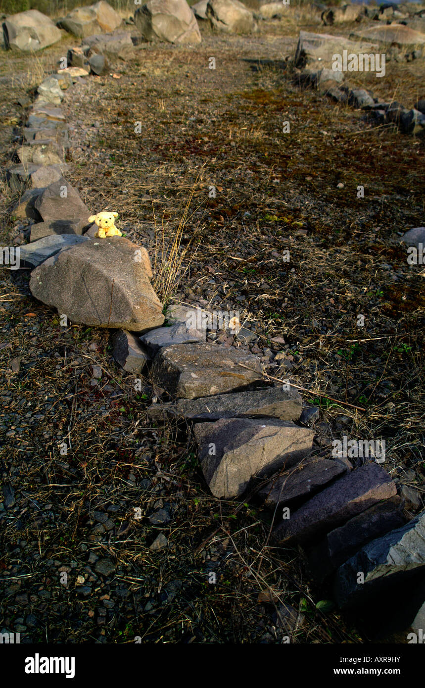 Pebble Stone Quarry land art spirale ligne courbe magic circle rock mystique Detva en Slovaquie jouet chien peluche jaune triste Banque D'Images