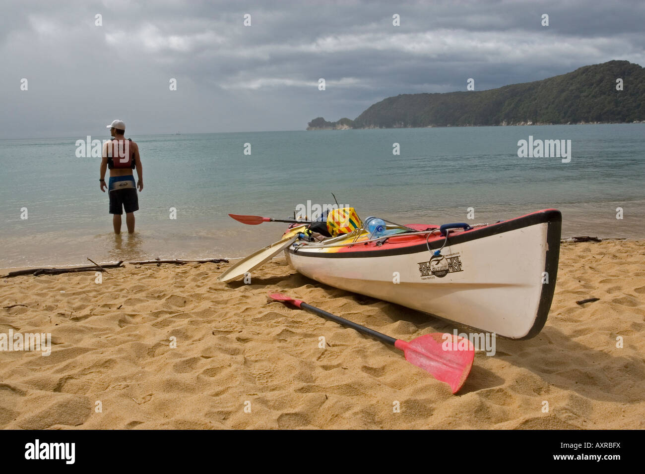 L'homme se tenait près de kakay regardant la mer Banque D'Images