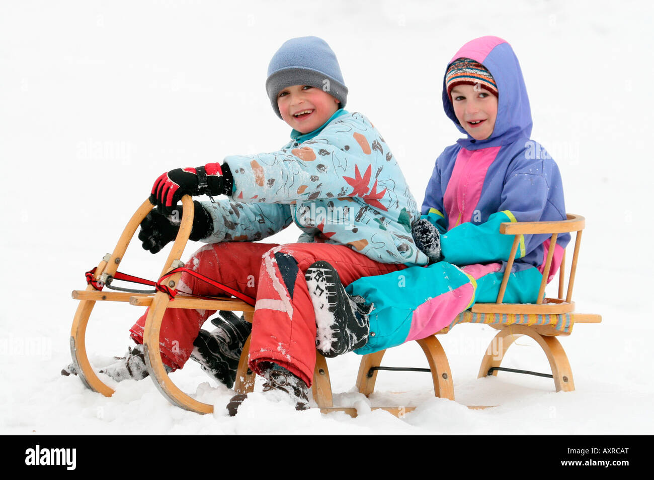 Enfants jouant en hiver équitation un traîneau heureux en Slovaquie Banque D'Images