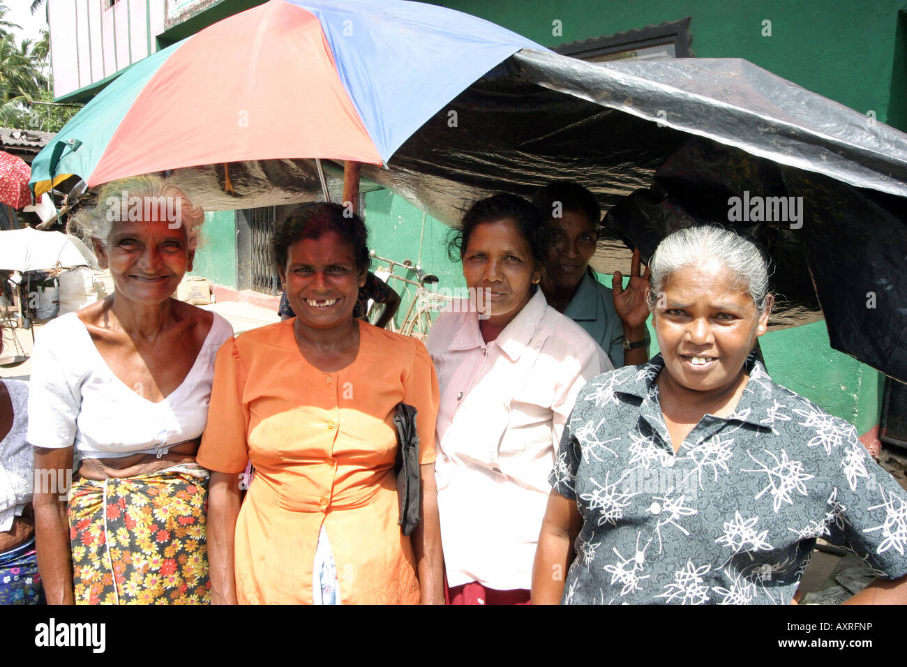 Femmes sri lankaises : femmes asiatiques sinhaleses âgées, jeunes adultes, village d'Alutgama, Bentota, Sri Lanka, Asie Banque D'Images