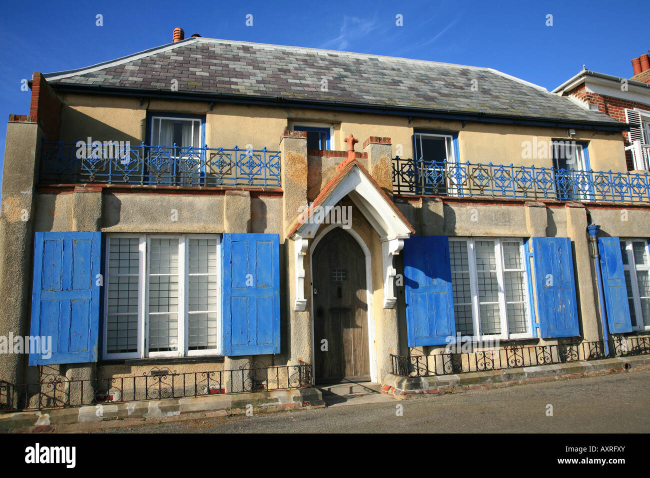 Les volets bleus maison ancienne de style méditerranéen Banque D'Images