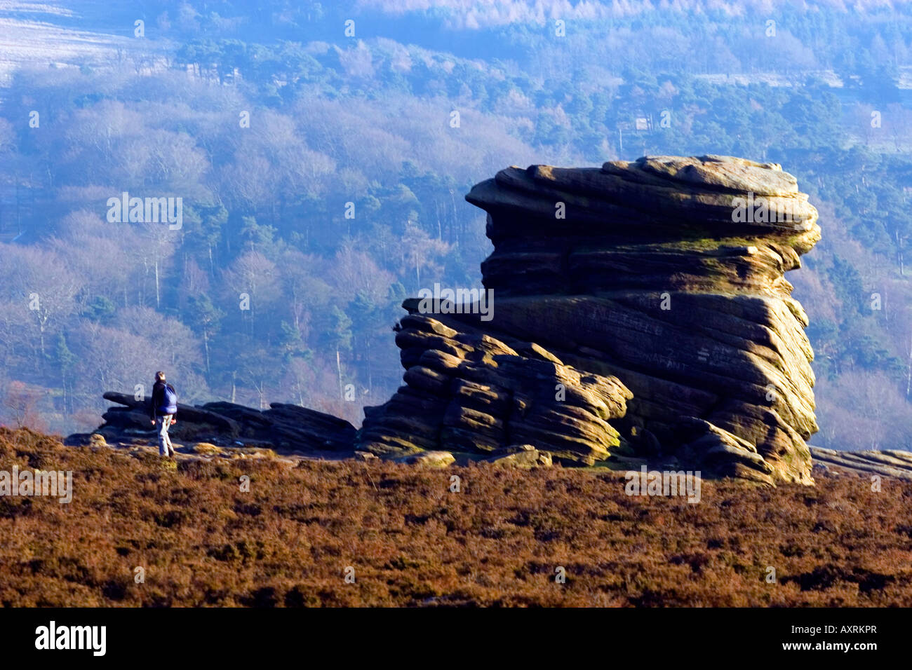 La mère dans la vallée près de Burbage Hathersage et Sheffield dans le parc national de Peak District, Derbyshire, Angleterre Banque D'Images