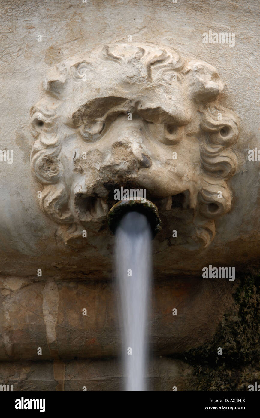 Fontaine du Village en Provence, France Banque D'Images