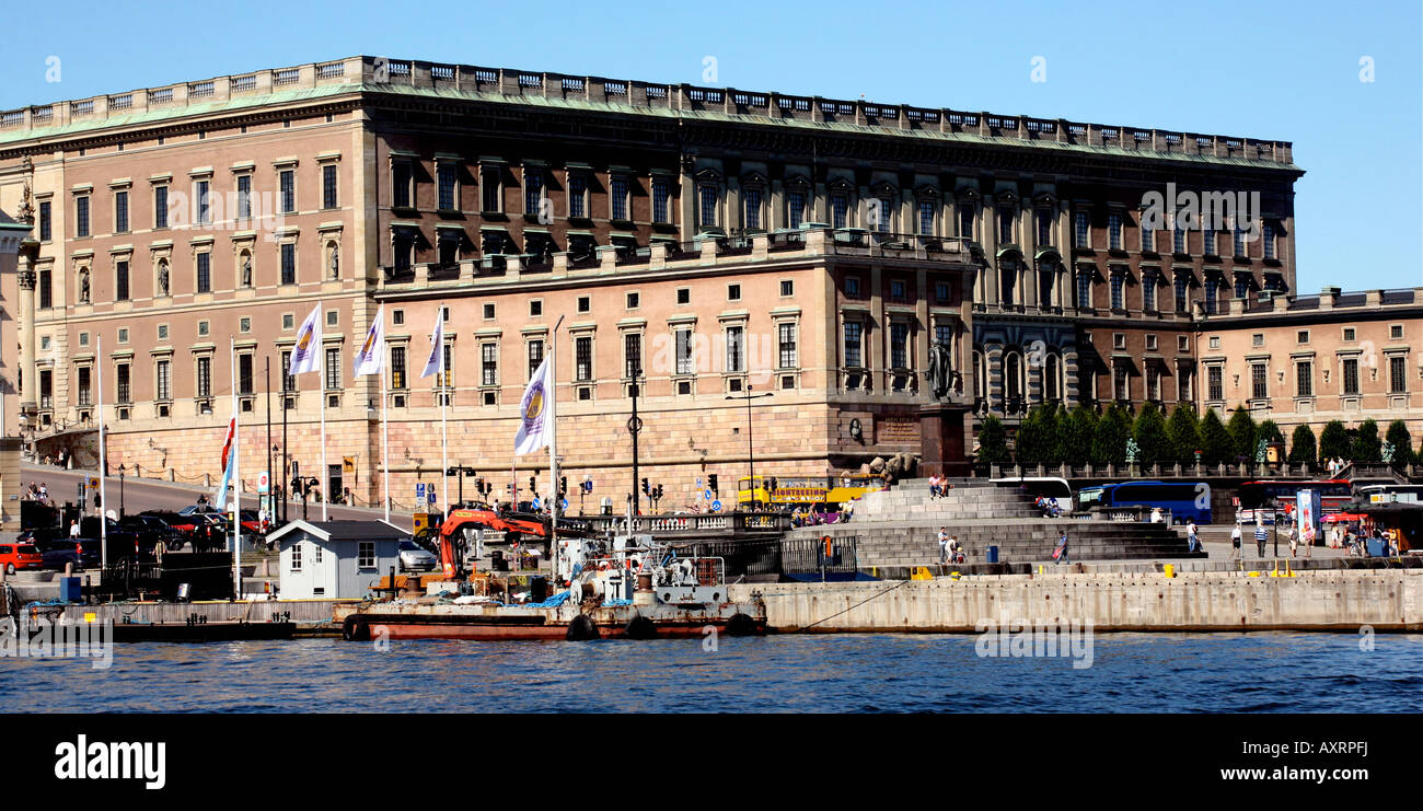 Un grand bâtiment en brique à côté de l'eau Banque D'Images