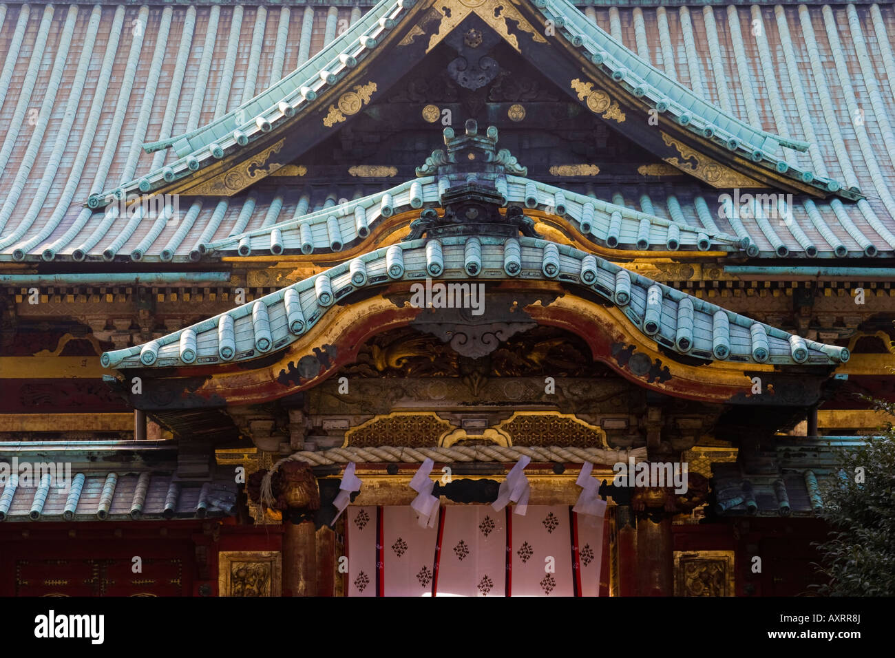 Gros plan du pavillon japonais traditionnel avec de la feuille d'or au-dessus de l'entrée dans le parc Ueno Toshogu Tokyo Japon Banque D'Images