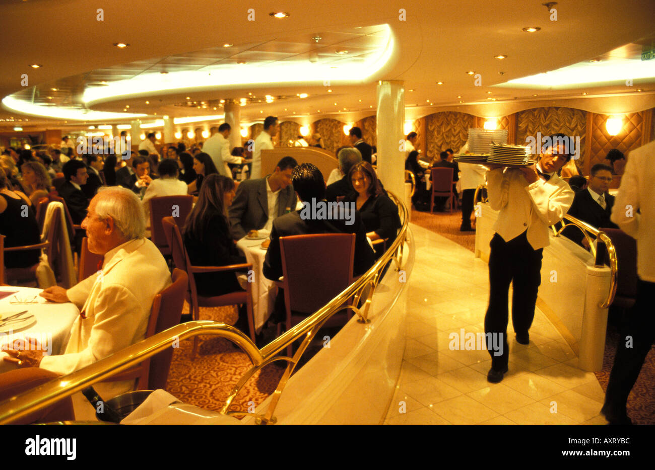 Un serveur servant de la nourriture à bord du MSC Lirica Photo Stock - Alamy