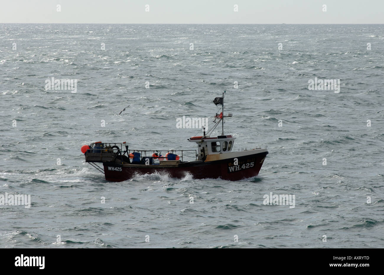 Petit bateau de pêche du maquereau aux prises par mer au phare de Portland Dorset Banque D'Images