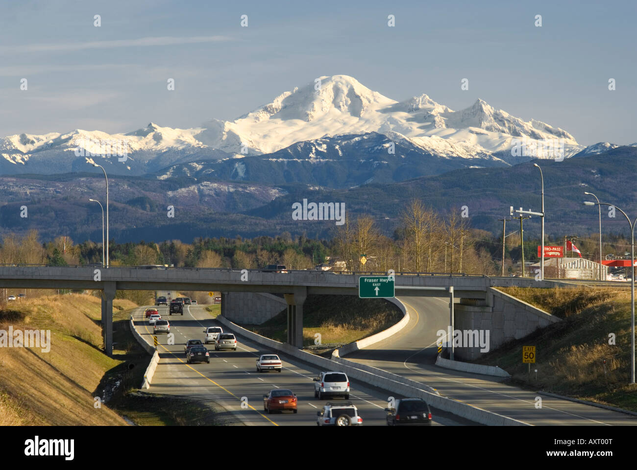 La route transcanadienne, à Abbotsford en Colombie-Britannique, avec le mont Baker dans la distance Banque D'Images