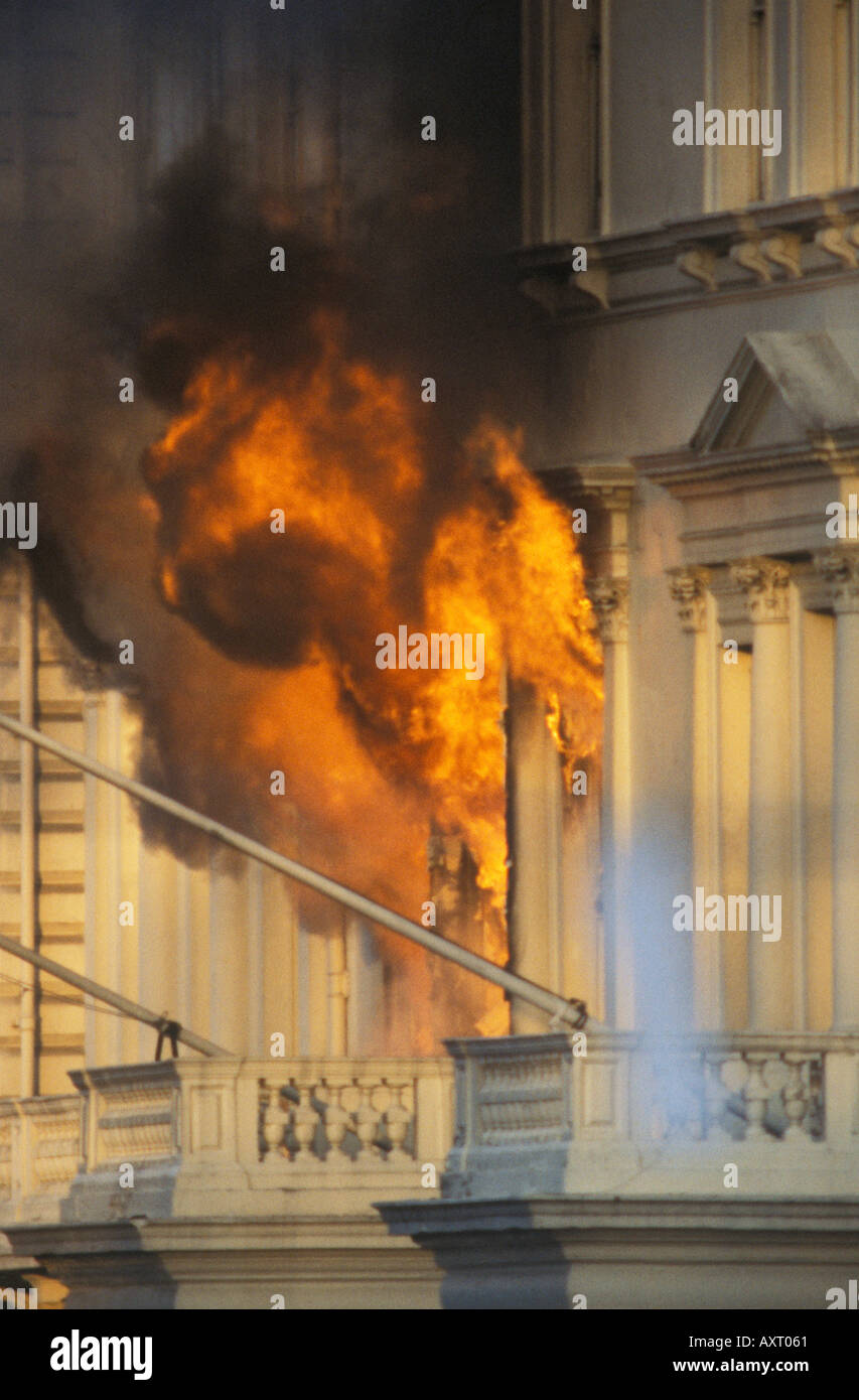 Siège de l'ambassade d'Iran 1980 5 mai, Londres Angleterre 1980s UK Building explosion flammes tirant par les fenêtres de l'ambassade. Fin du siège. HOMER SYKES Banque D'Images